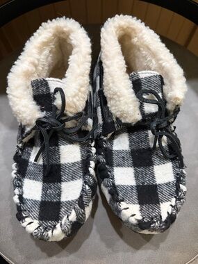 Minnetonka Jacqueline Black and White Buffalo Plaid Sherpa Moccasin Slippers